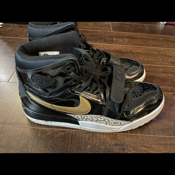 Nike Jordan Legacy 312 Black and Gold! 10.5 US - Picture 1 of 7